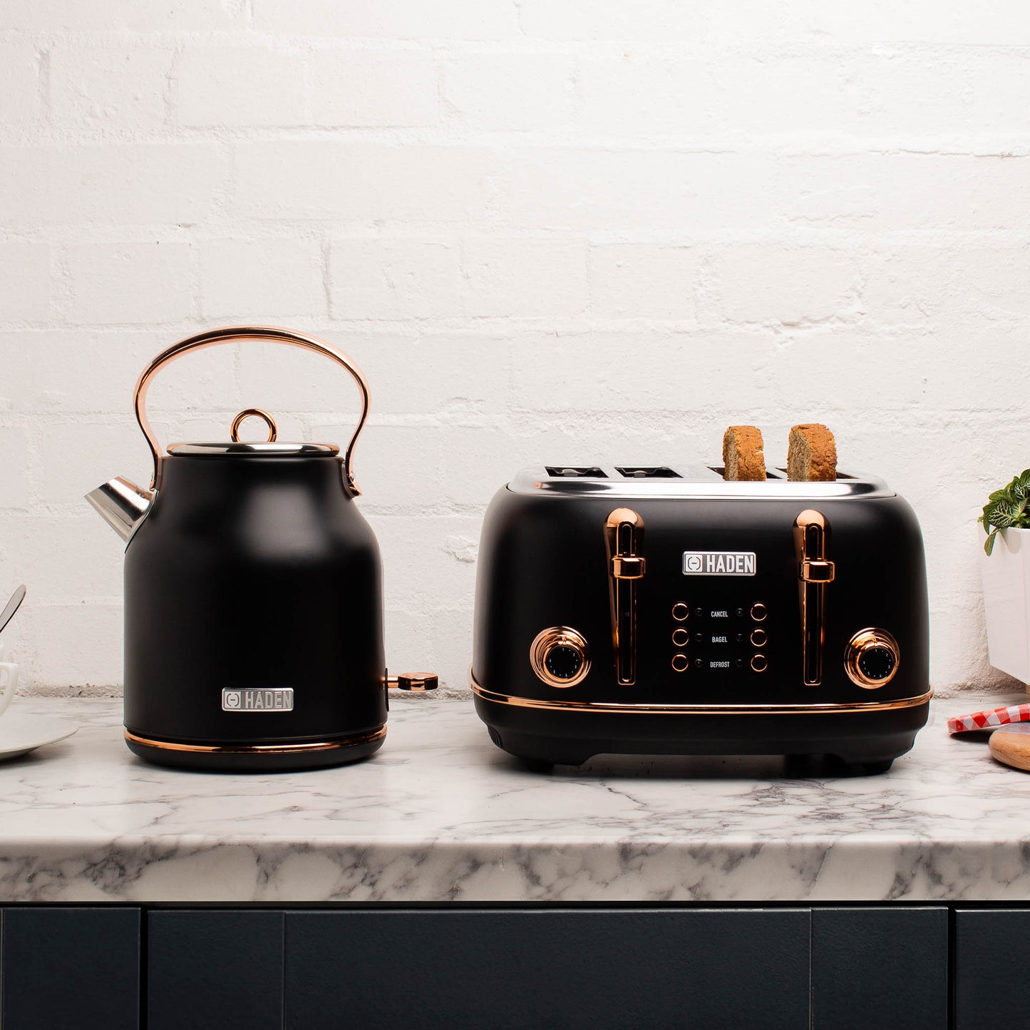 Heritage 4-Slice Toaster, Black & Copper - 75042