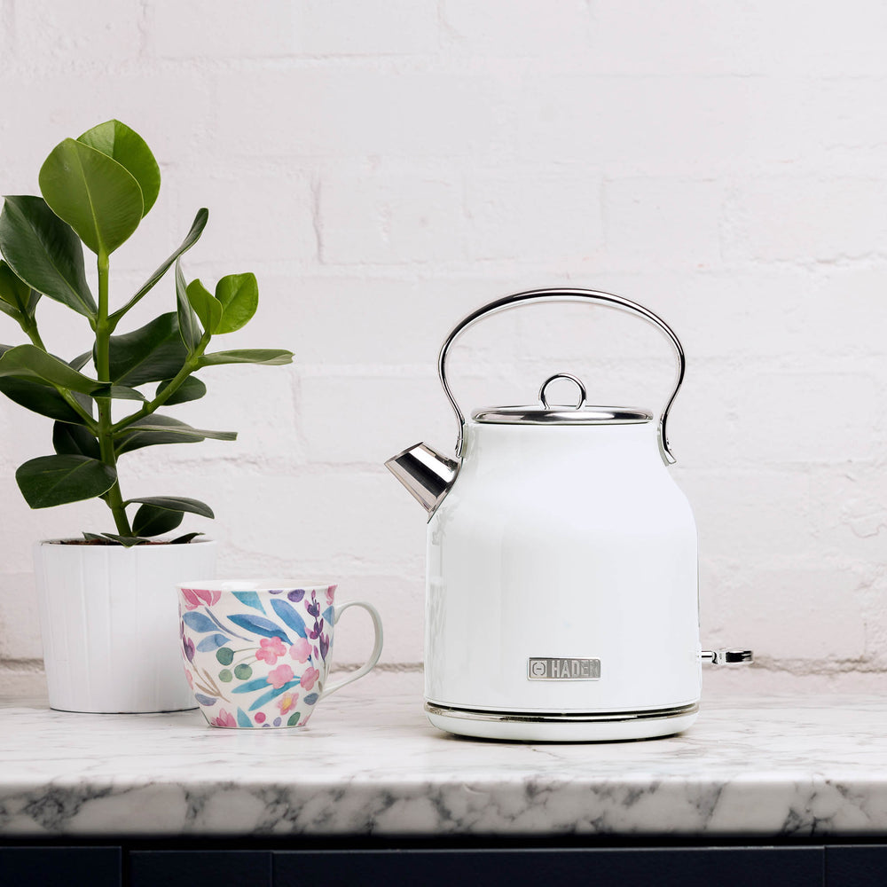 
                
                    Load image into Gallery viewer, Heritage Ivory Electric Kettle
                
            